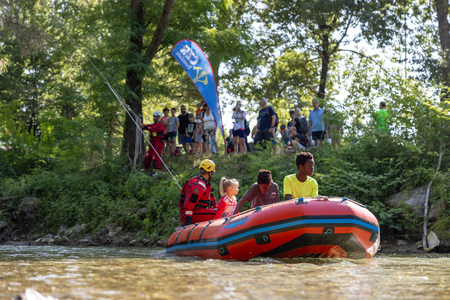Pot ob reki, ki povezuje (11)